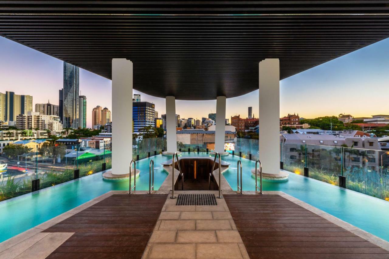 Fv By Peppers Aparthotel Μπρίσμπεϊν Εξωτερικό φωτογραφία The pool at the rooftop of the Emporium South Bank