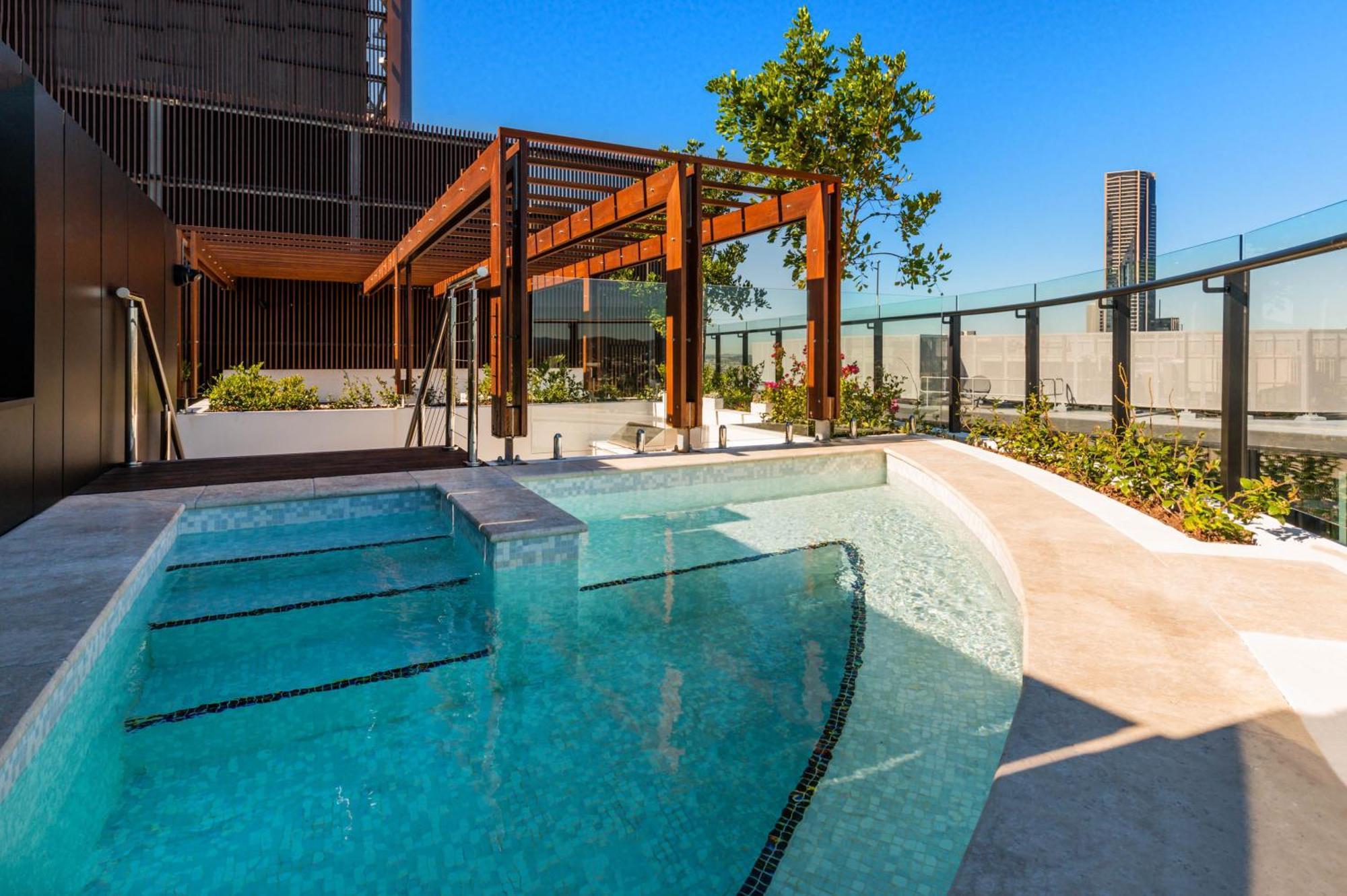Fv By Peppers Aparthotel Μπρίσμπεϊν Εξωτερικό φωτογραφία The rooftop pool at the Emporium Hotel South Bank